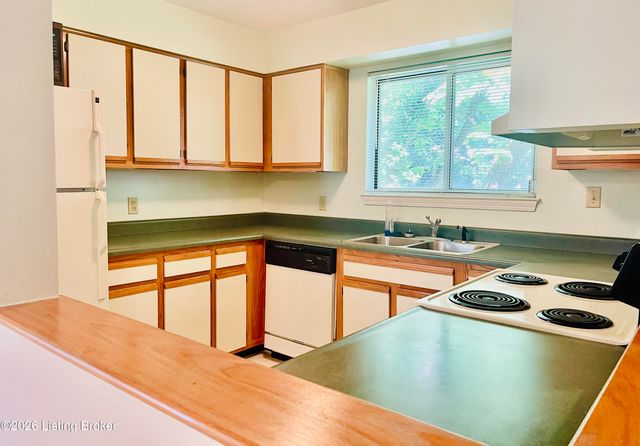 10 Lake Ave, Louisville, KY 40206
