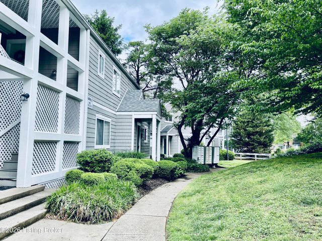 10 Lake Ave, Louisville, KY 40206