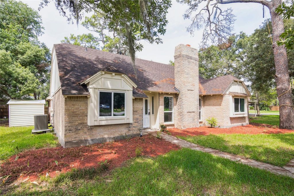 3820 Evergreen Drive, Dickinson, TX 77539