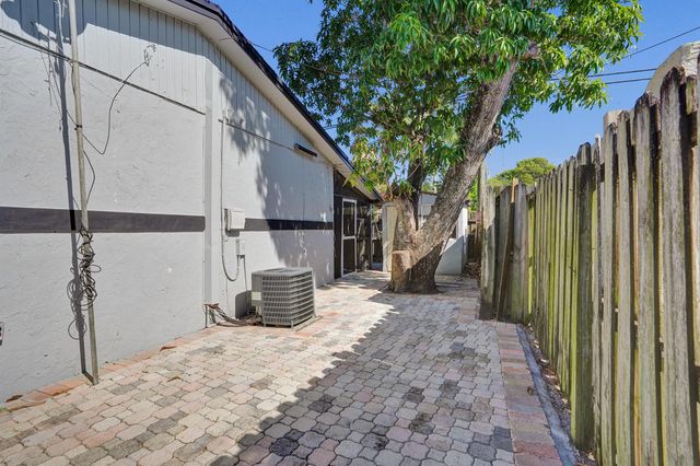 5604 Garden Avenue, West Palm Beach, FL 33405