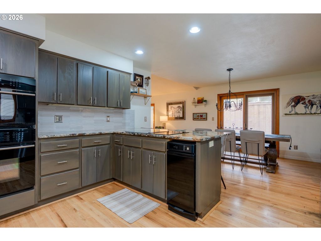 Image 12 of property listing at 1827 Nw DORAL St, Mc Minnville, OR 97128
