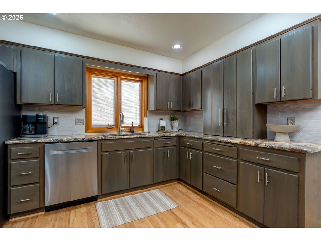 Image 13 of property listing at 1827 Nw DORAL St, Mc Minnville, OR 97128