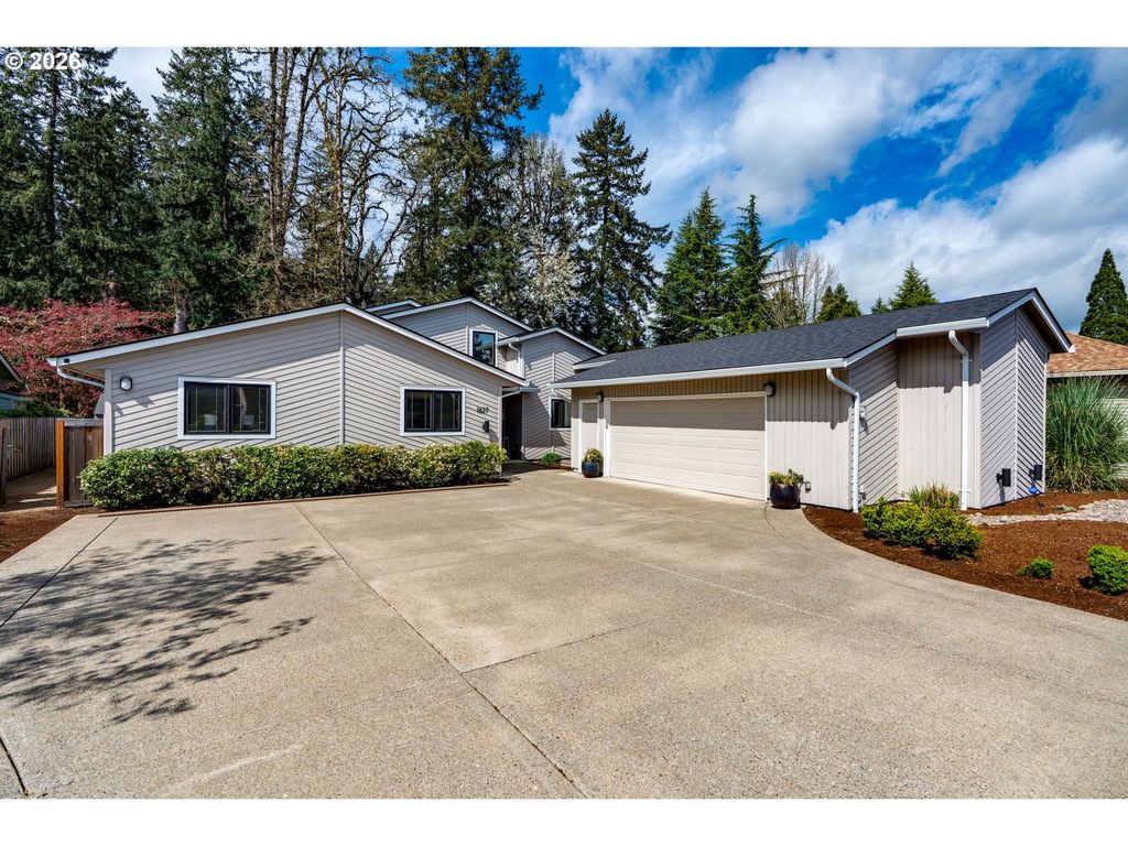 Image 2 of property listing at 1827 Nw DORAL St, Mc Minnville, OR 97128