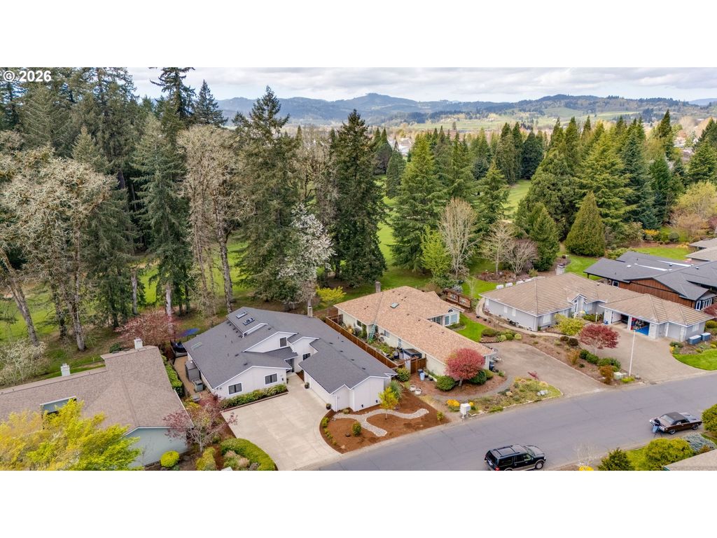 Image 3 of property listing at 1827 Nw DORAL St, Mc Minnville, OR 97128