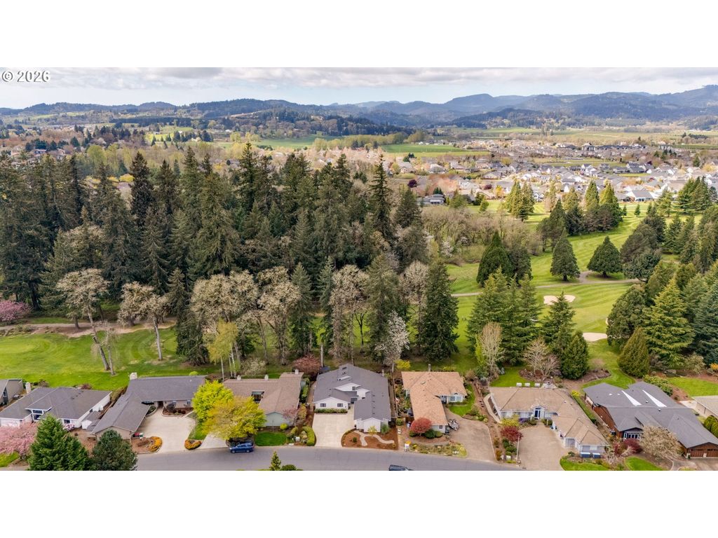 Image 4 of property listing at 1827 Nw DORAL St, Mc Minnville, OR 97128