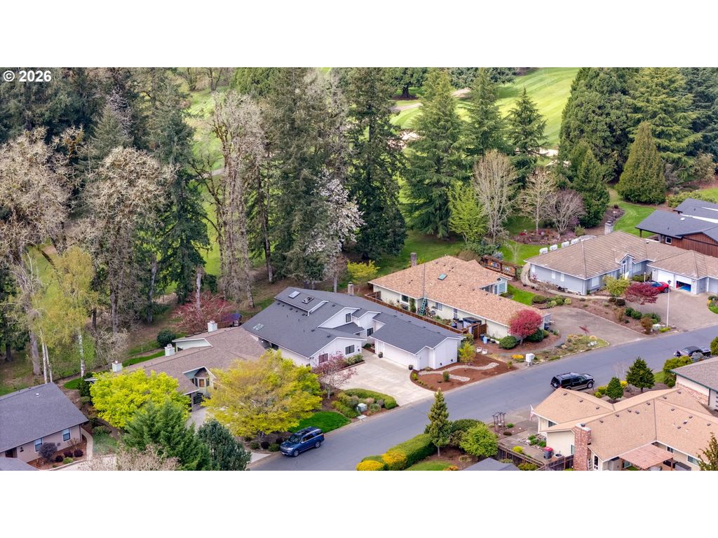 Image 5 of property listing at 1827 Nw DORAL St, Mc Minnville, OR 97128