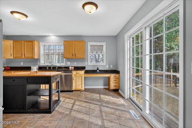 15 Coneflower Court, Malta, NY 12020