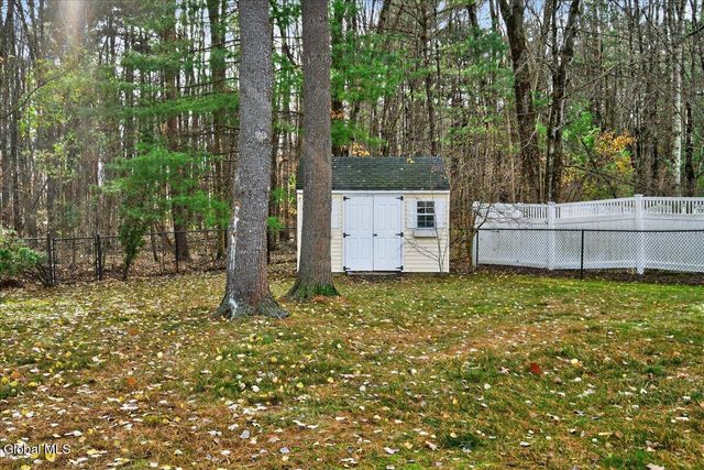 15 Coneflower Court, Malta, NY 12020