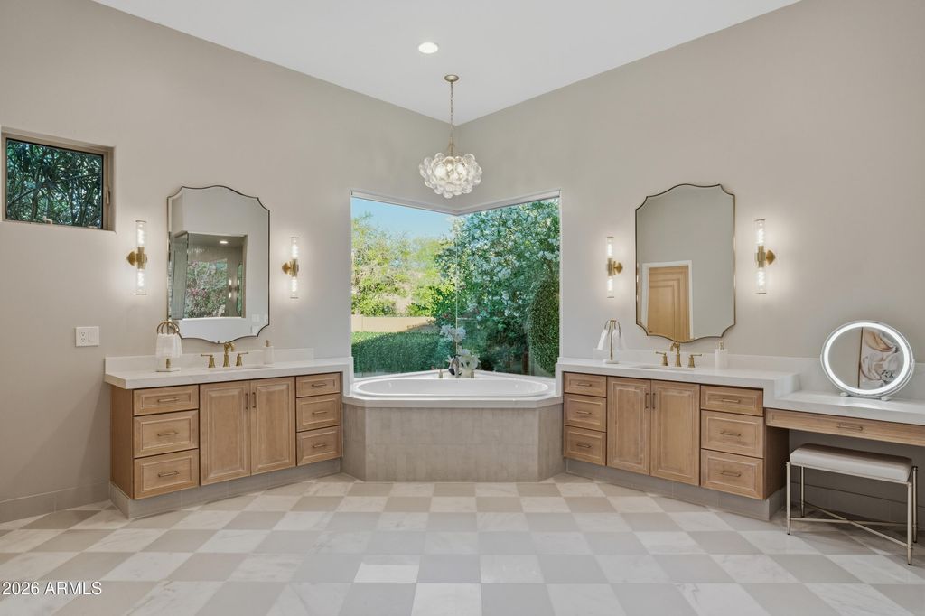 Image 13 of property listing at 6702 E SUNNYVALE Road, Paradise Valley, AZ 85253