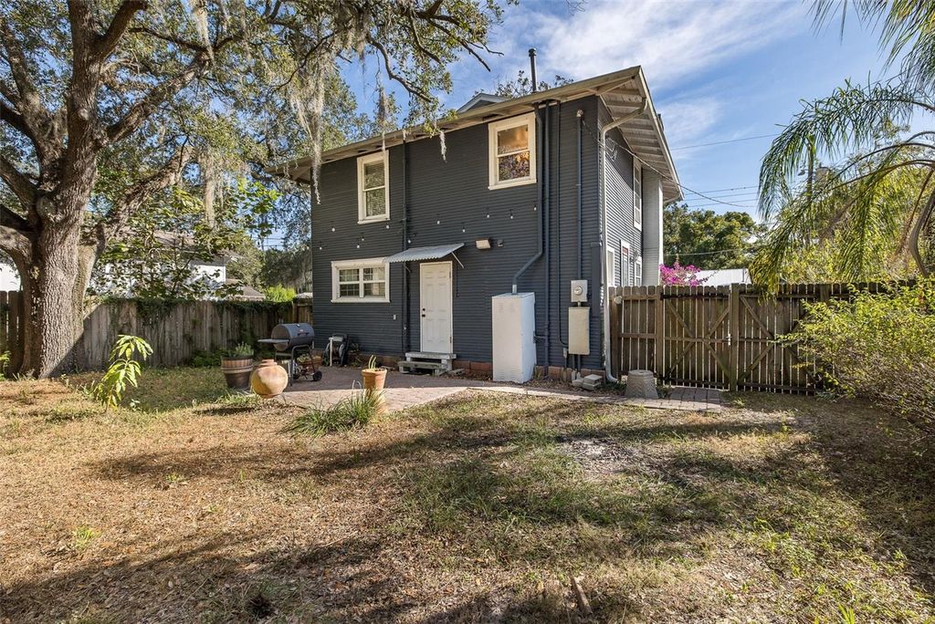 Image 7 of property listing at 8114 N ALASKA STREET, Tampa, FL 33604