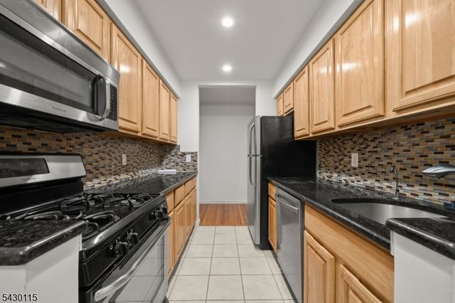 605 Grove St 13, Clifton City, NJ 07013