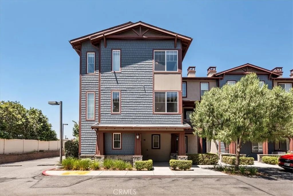 709 S Azusa Avenue M, Azusa, CA 91702