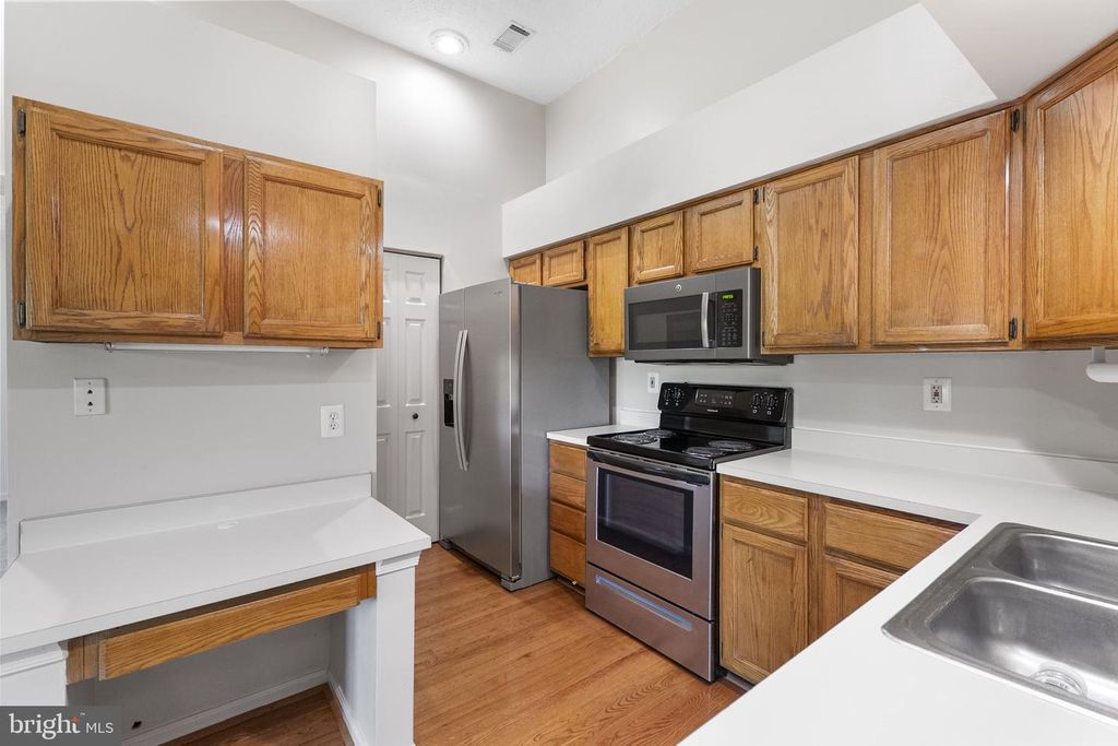 Image 12 of property listing at 12221 EAGLES NEST CT #L, Germantown, MD 20874