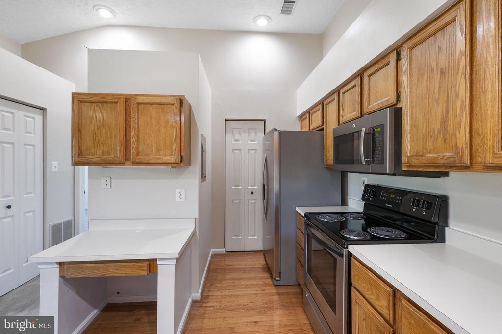Image 13 of property listing at 12221 EAGLES NEST CT #L, Germantown, MD 20874