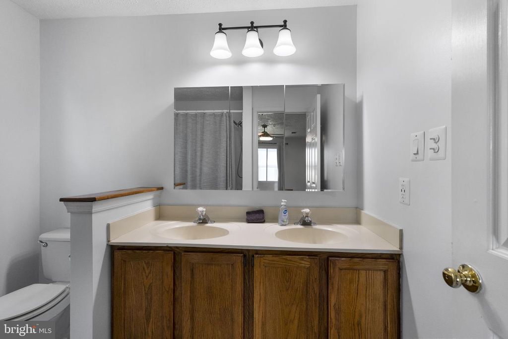 Image 17 of property listing at 12221 EAGLES NEST CT #L, Germantown, MD 20874