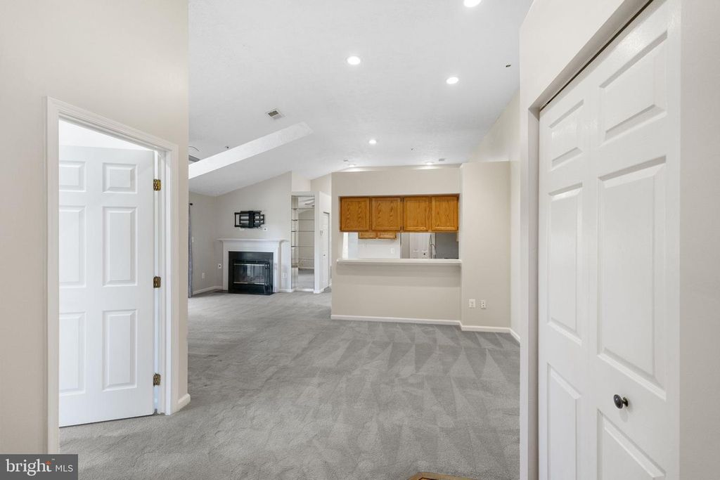 Image 2 of property listing at 12221 EAGLES NEST CT #L, Germantown, MD 20874