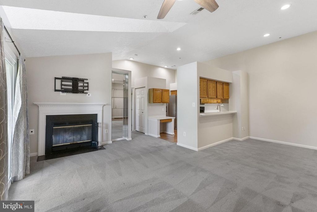 Image 4 of property listing at 12221 EAGLES NEST CT #L, Germantown, MD 20874