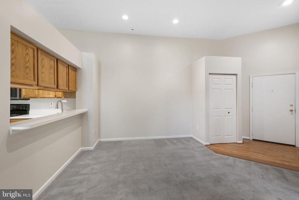 Image 9 of property listing at 12221 EAGLES NEST CT #L, Germantown, MD 20874