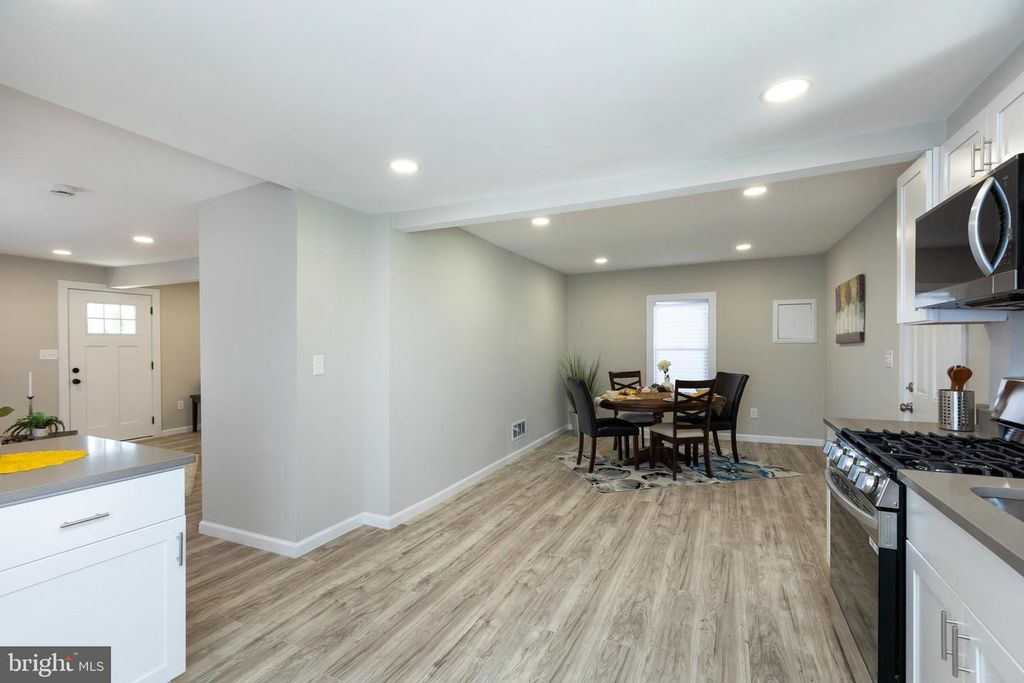 Image 11 of property listing at 2407 HAMMONDS FERRY RD, Halethorpe, MD 21227