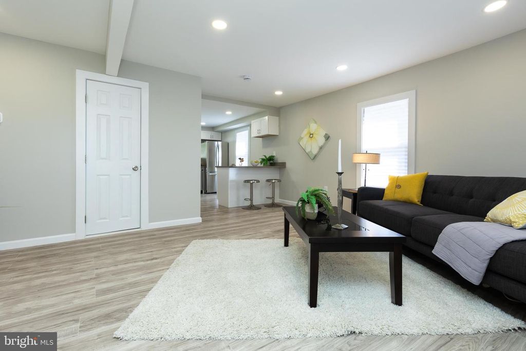 Image 12 of property listing at 2407 HAMMONDS FERRY RD, Halethorpe, MD 21227