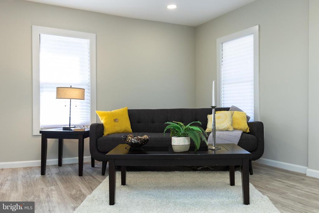 Image 13 of property listing at 2407 HAMMONDS FERRY RD, Halethorpe, MD 21227