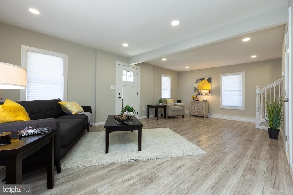 Image 14 of property listing at 2407 HAMMONDS FERRY RD, Halethorpe, MD 21227