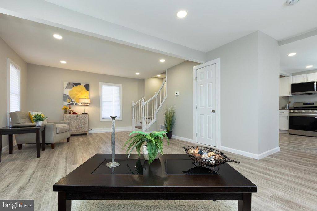 Image 16 of property listing at 2407 HAMMONDS FERRY RD, Halethorpe, MD 21227