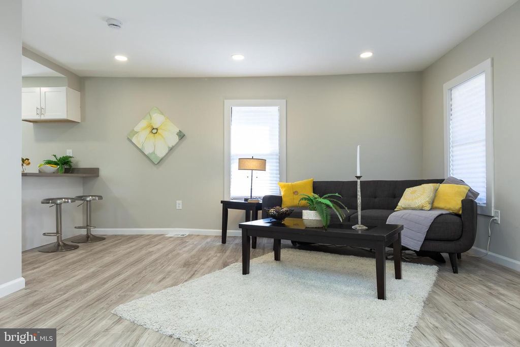 Image 17 of property listing at 2407 HAMMONDS FERRY RD, Halethorpe, MD 21227