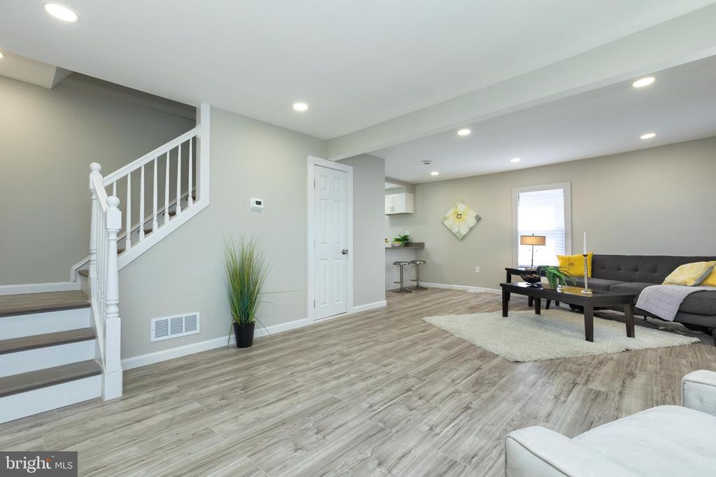 Image 18 of property listing at 2407 HAMMONDS FERRY RD, Halethorpe, MD 21227