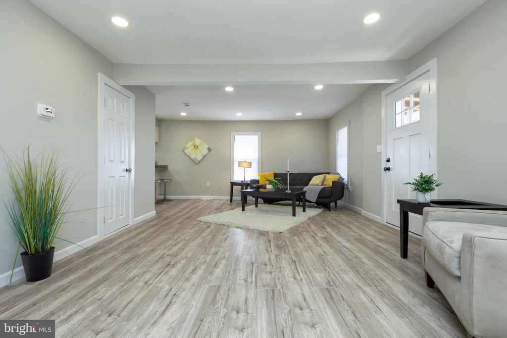 Image 20 of property listing at 2407 HAMMONDS FERRY RD, Halethorpe, MD 21227