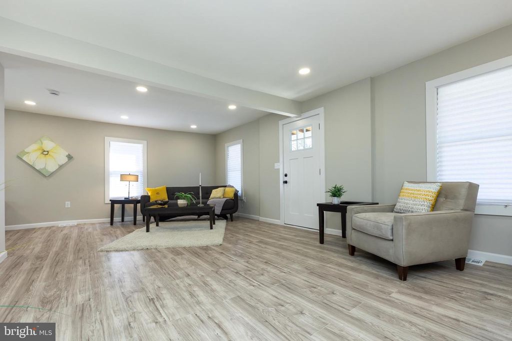 Image 21 of property listing at 2407 HAMMONDS FERRY RD, Halethorpe, MD 21227