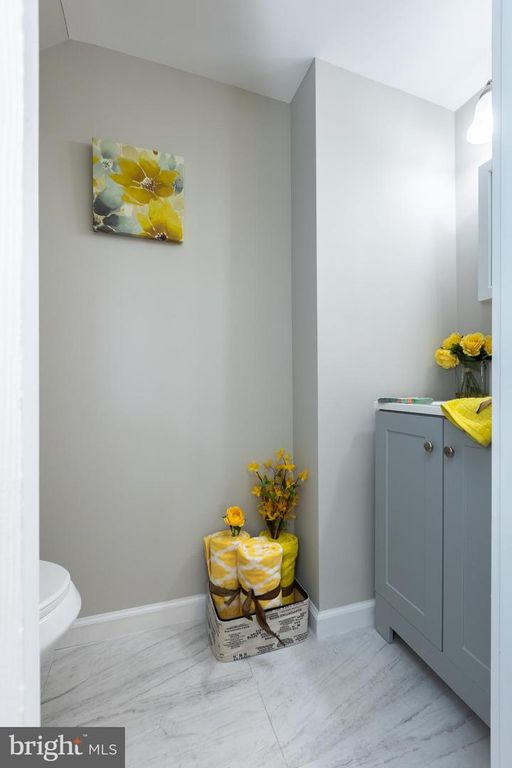 Image 22 of property listing at 2407 HAMMONDS FERRY RD, Halethorpe, MD 21227