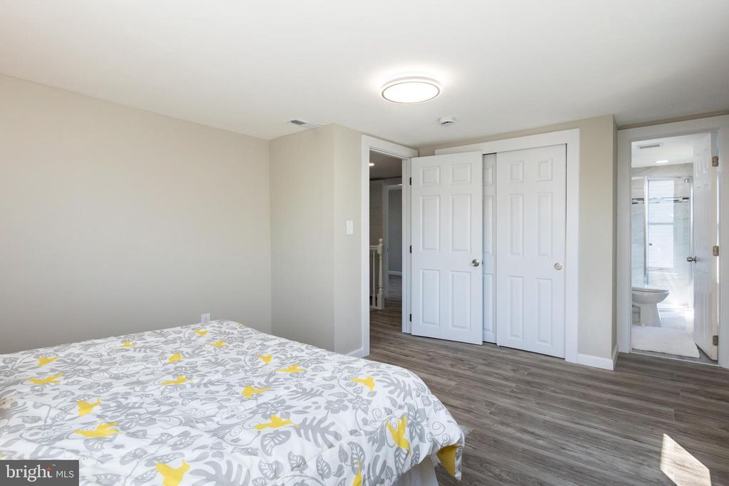 Image 26 of property listing at 2407 HAMMONDS FERRY RD, Halethorpe, MD 21227