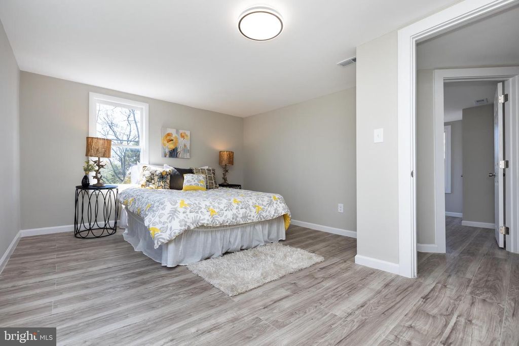 Image 27 of property listing at 2407 HAMMONDS FERRY RD, Halethorpe, MD 21227