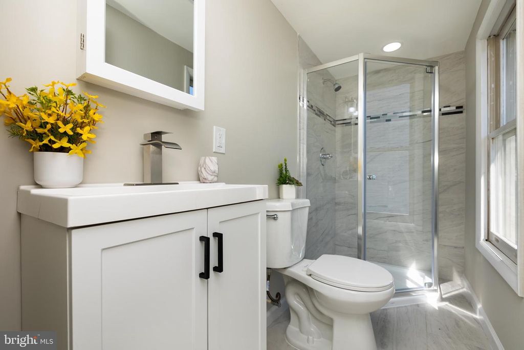 Image 28 of property listing at 2407 HAMMONDS FERRY RD, Halethorpe, MD 21227