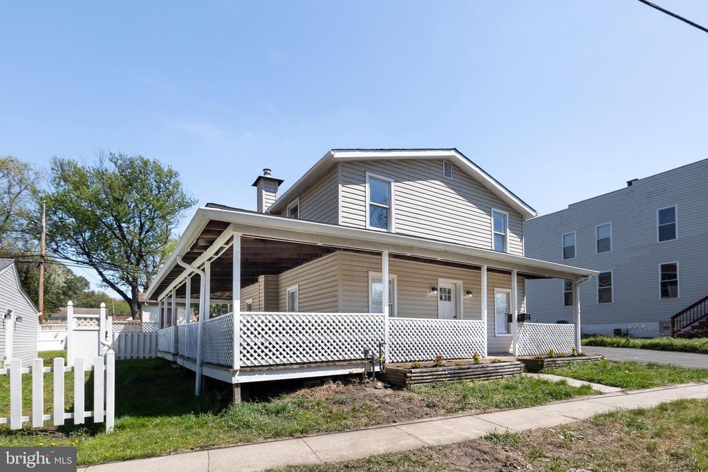 Image 3 of property listing at 2407 HAMMONDS FERRY RD, Halethorpe, MD 21227