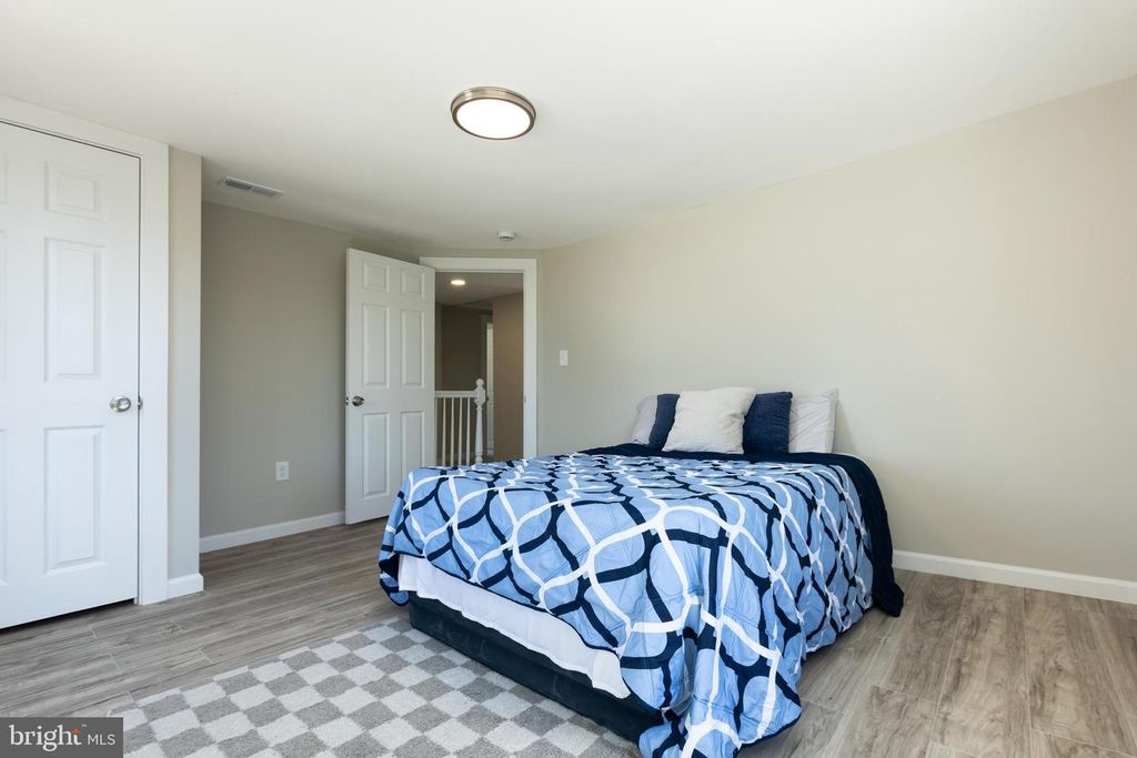 Image 32 of property listing at 2407 HAMMONDS FERRY RD, Halethorpe, MD 21227