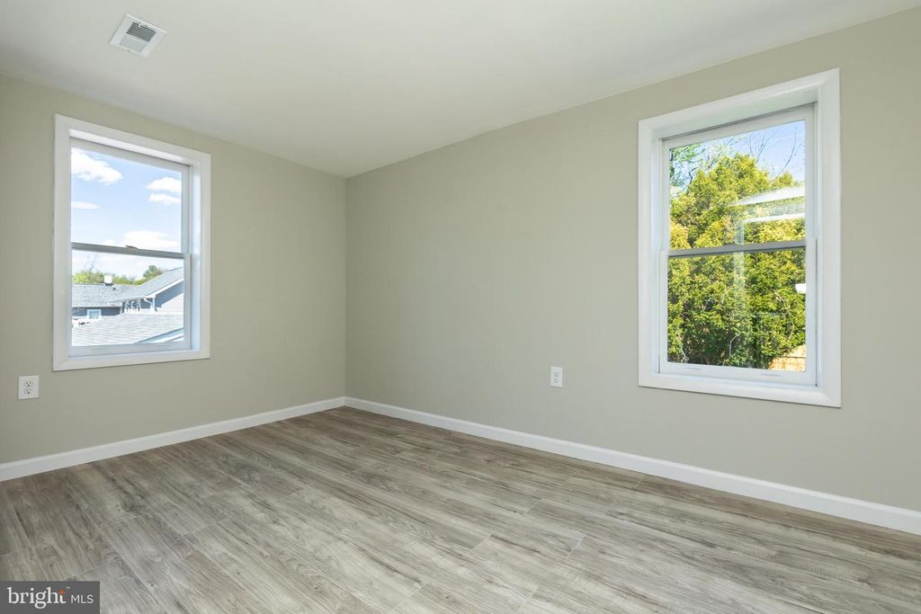 Image 37 of property listing at 2407 HAMMONDS FERRY RD, Halethorpe, MD 21227