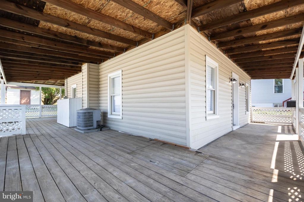 Image 4 of property listing at 2407 HAMMONDS FERRY RD, Halethorpe, MD 21227