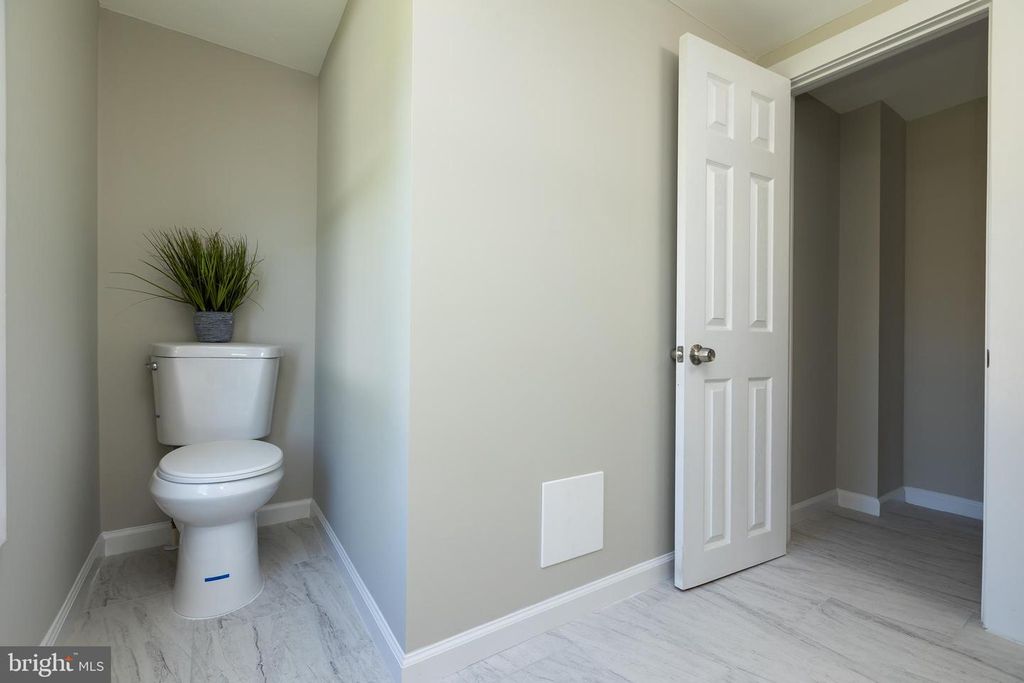 Image 40 of property listing at 2407 HAMMONDS FERRY RD, Halethorpe, MD 21227