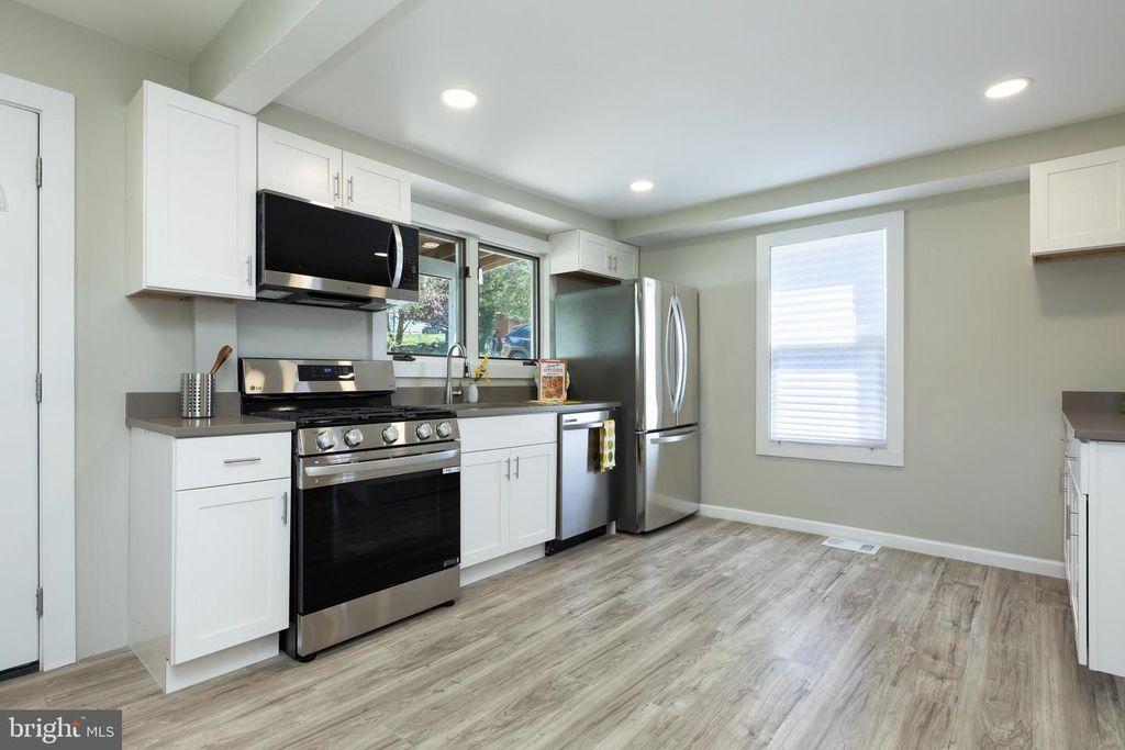 Image 5 of property listing at 2407 HAMMONDS FERRY RD, Halethorpe, MD 21227