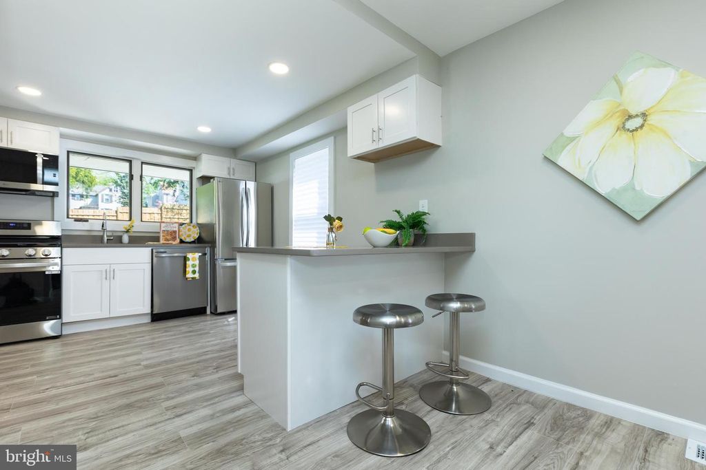 Image 6 of property listing at 2407 HAMMONDS FERRY RD, Halethorpe, MD 21227