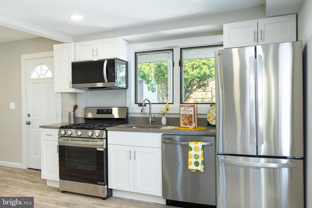 Image 7 of property listing at 2407 HAMMONDS FERRY RD, Halethorpe, MD 21227