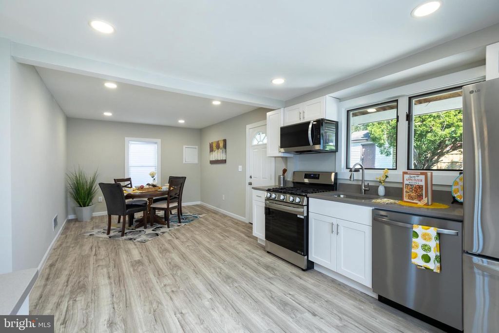 Image 8 of property listing at 2407 HAMMONDS FERRY RD, Halethorpe, MD 21227