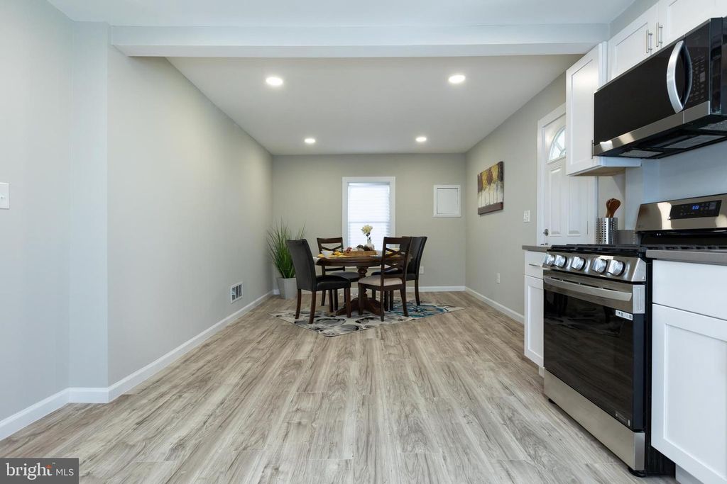 Image 9 of property listing at 2407 HAMMONDS FERRY RD, Halethorpe, MD 21227