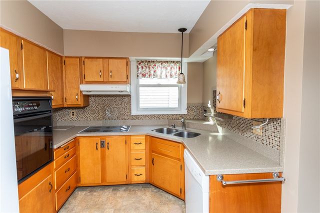 1208 Sycamore St, Connellsville, PA 15425