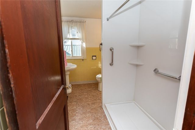 1208 Sycamore St, Connellsville, PA 15425