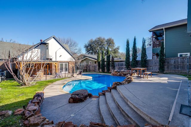 1804 Thomas Place, Fort Worth, TX 76107