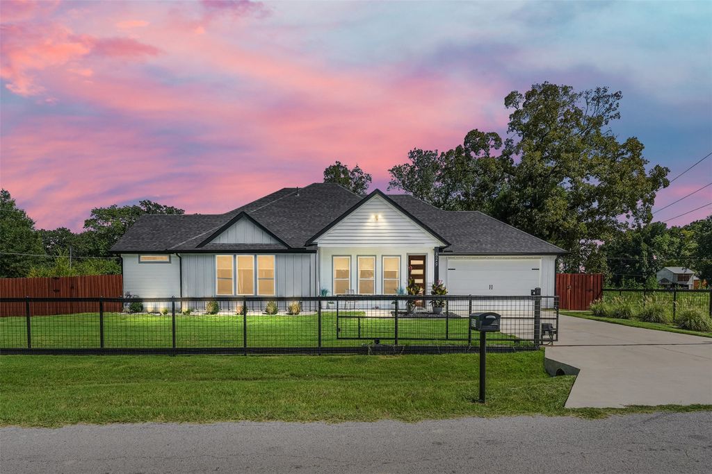 829 Maloma Road, Tool, TX 75143
