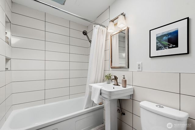 7524 43rd Avenue NE, Seattle, WA 98115